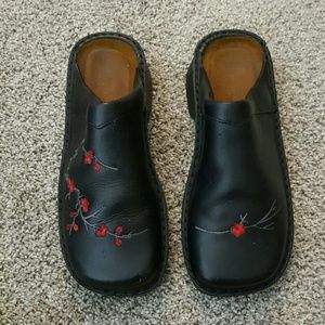 Naot women black embroider leather slide shoes size 37